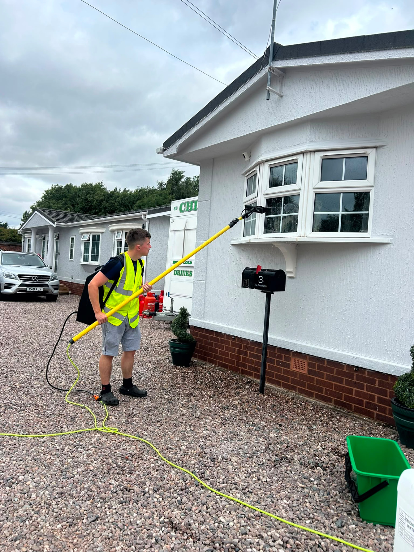 Window cleaning a bay window with a water fed pole